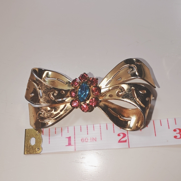 CORO Metalcut Gold Tone Ribbon Brooch w/Rhinestones Center Vintage - Picture 4 of 5